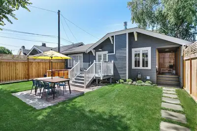 Image de Maple Leaf Craftsman w/ Private Hot Tub, Ac, Fenced Yard & Walkable Dining