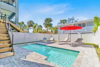 Image de Steps from Indian Rocks Beach 4 Bedroom 3 Bath w/Private Pool & Outdoor Kitchen