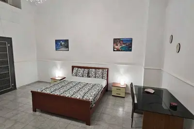 2 minutes from the Train. Apartment great for families and groups