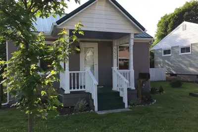Image de unique 2 Bedroom house with large backyard - The “ Warehouse”