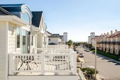 Image de Great location, ocean + bay view, heated pool, garage, bikes, recently renovated
