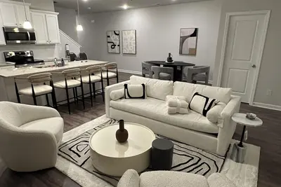Image de Modern-Luxury Townhouse - High-End Amenities & Designs - Near Airport