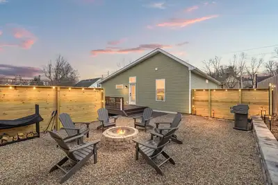 Image de 1930s Cottage - Fire Pit, Walkable to Downtown, Near Horse Park, Pet-Friendly