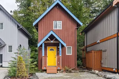 Image de Tyee Retreat | Cozy Lofted 1 Bedroom Cabin