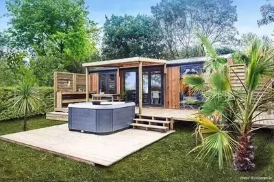 Image de Mobil-home | Ultimate | 2 Ch. | 4 pers. | Terrasse surélevée avec Jacuzzi et douche tropicale | A/C | Tv