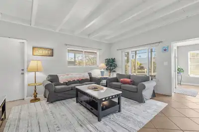 Image de Lobster Louie's Inn - Cozy 2/1 Mins from Beaches. Fenced yard. Pet Friendly.