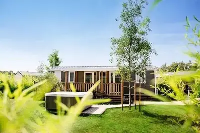 Image de Mobil-home | Ultimate | 3 Ch. | 6 pers. | Terrasse surélevée avec Jacuzzi | A/C | Tv