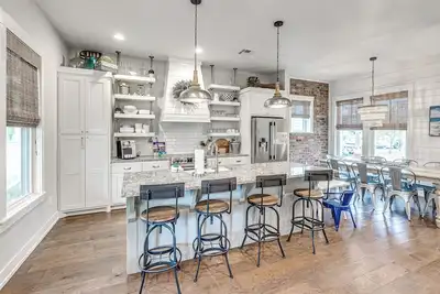 Image de Redbud - Carlton Landing Cottage on Beautiful Redbud Park!