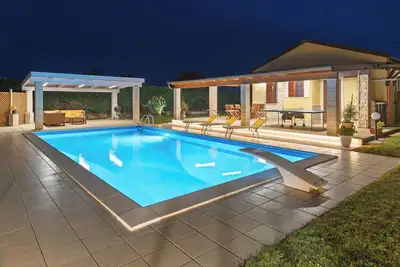 Sterlizia, villa with pool near the sea
