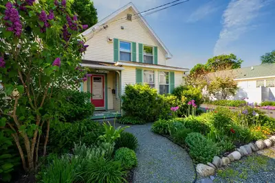 Image de Charming 2-bedroom apartment, walk to town green in beautiful Bar Harbor.