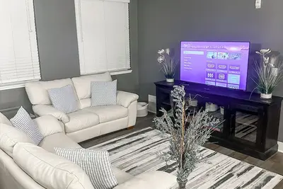 Image de Updated in 2025! 1br Condo! Great Location! Great for Couples & Small Families!
