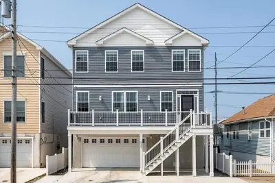 Image de Spacious Coastal Retreat – Sleeps 14 -- 5 Mins to Beach & Boardwalk