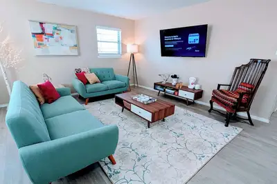Image de Bed and Breakfast at Tiffany's 3/2/2 - Long-term Friendly - Ev charger