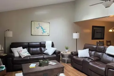 Image de Charming 2-bedroom townhome with Hot Tub and WiFi 1/2 mile from Deep Creek Lake.