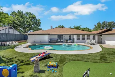 Image de Backyard Oasis: Pool, Hot Tub, Giant Chess & Mini Golf