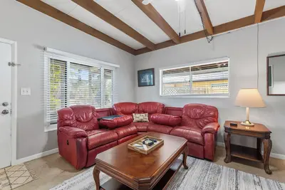 Image de Pet Friendly. Minutes to Beaches. Charming 2-bedroom house in adorable Sarasota.