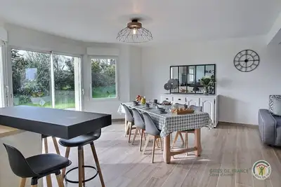 Image de Vous allez adorer cette maison confortable, à la décoration tendance avec devant vous : la mer!
