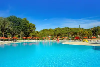 Image de Caravane 'Narbonne Plage' avec piscine partagée, terrasse privée et climatisation