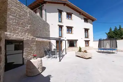Image de Gîte rural 'El Lagar del Altillo - Revilla Vallejer' avec piscine et terrasse