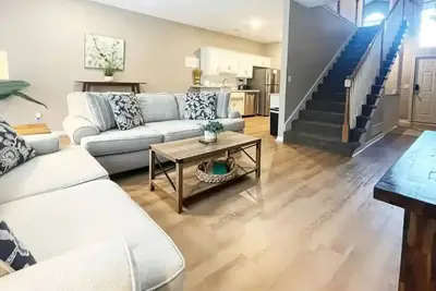 Image de To Legends! 3bd with 2. 5 Bath House!