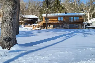 Image de Spacious and cozy home with gas fireplace, boat dock, and lake views