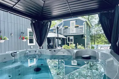Image de Tranquility in 3br House Pocono Mountains Private Pool, Sauna, Hot tub, game room