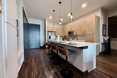 Image de Spacious 2br -Prime Location -Washer/Dryer -Secure Entry -Free Garage