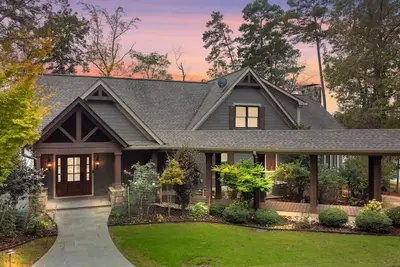 Image de Luxury Lakefront Retreat Sleeps 14 Game Room, Dock & Stunning Views