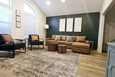 Verde @ Hollytree dr King bed, excellent location Golf