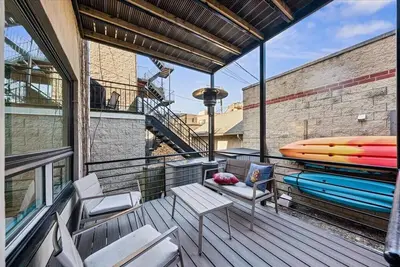 Image de Spacious Modern Retreat with Unique Charm