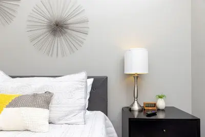 Image de Stylish Apt | King Bed + Parking + Family Friendly