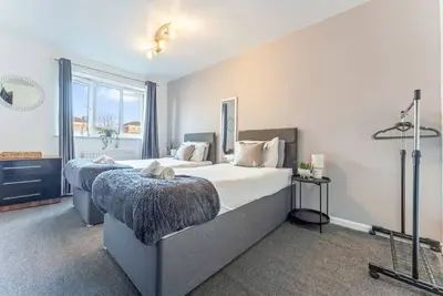 Image de Spacious 3-Br Apt | Sleeps-8