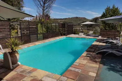 Villa Mahana avec piscine, jacuzzi, terrain arboré à 30 minutes de la plage!