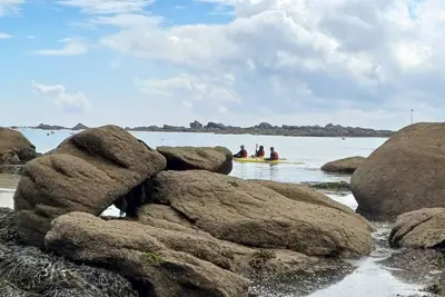 Image de Maison de plain pied. Au calme dans un jardin boisé  à  300m  de la plage.