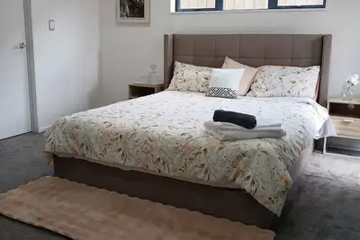 Image de Cosy retreat from busy hassle bussle of city. Come relax at mountain view house.