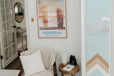 Image de Newly Renovated 3 bedroom cottage in Rondeau steps to the beach or bay waters