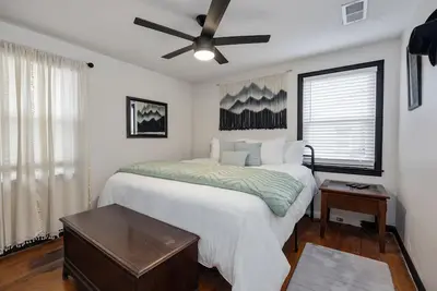 Image de Downtown 3br Gem, Sleeps 10, 8 Min from Airport
