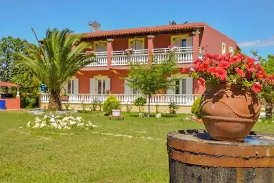 Image de Spacious first floor apartment, Family-Friendly Stay Near the Beach