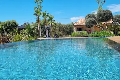 Image de Maison de campagne en pierre avec piscine et vaste terrain