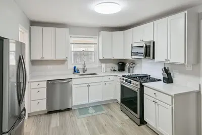 Image de 5 Bed Home w/ Big Yard & Front Porch by Navy Base