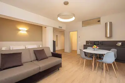 MuBra Apartments - Unit 304