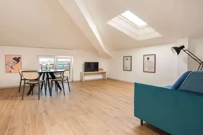 MuBra Apartments - Unit 405