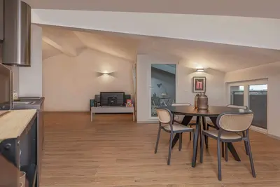 MuBra Apartments - Unit 406