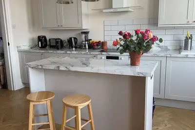 Image de Sunny & Serene St. Leonards Retreat by Alexandra Park, Spacious Kitchen + Island