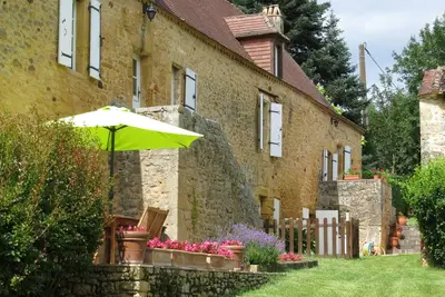 Image de maison périgourdine dans un hameau très calme avec une piscine