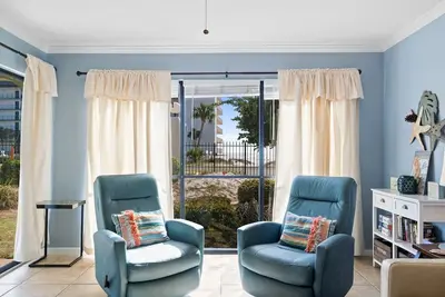 Image de Ground Floor Condo Just Across from the Beach