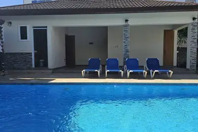 5br Villa: Waterfall Pool, Bbq, Steps to All Amenities