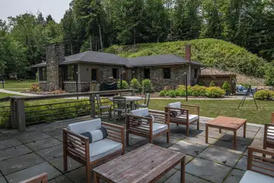 Image de 3-bedroom luxury home with Catskill charm