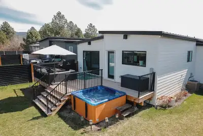 Image de Okanagan 3br w/ Hot Tub - Wine, Lakes, Pickleball