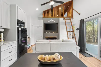 Image de Charming 2-bedroom tiny house with hot tub, fire-pit and surrounded by wineries